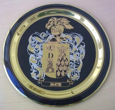 Plato con heraldica